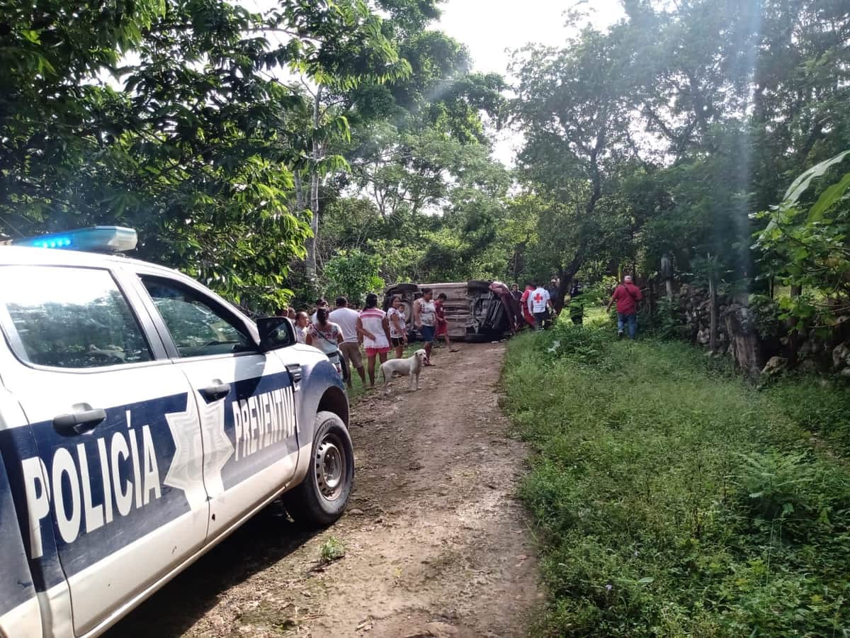 Conductor 'destroza' su auto en un camino de terracería de la colonia Tren Reyes de Tihosuco