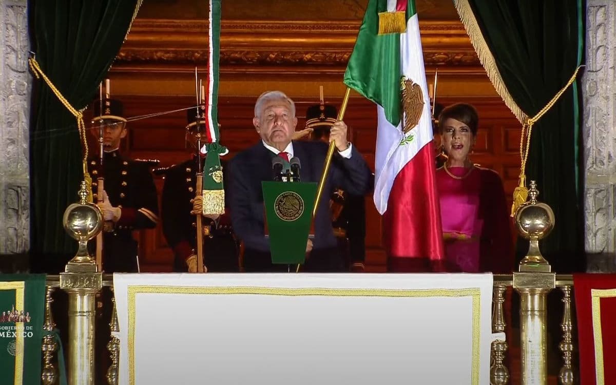 Encabeza AMLO el grito de Independencia; agrega ‘muera la corrupción, el clasismo y el racismo’