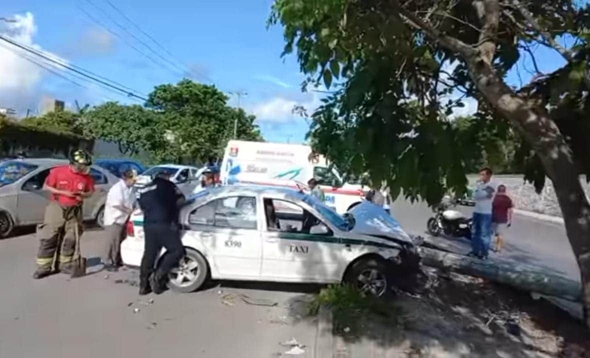 Aparatoso choque entre taxi y auto particular deja dos heridos en la avenida Nichupté de Cancún