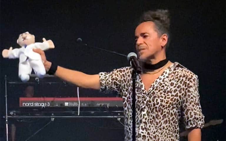 VIDEO: Rubén Albarrán de Café Tacvba decapita un peluche del Dr. Simi