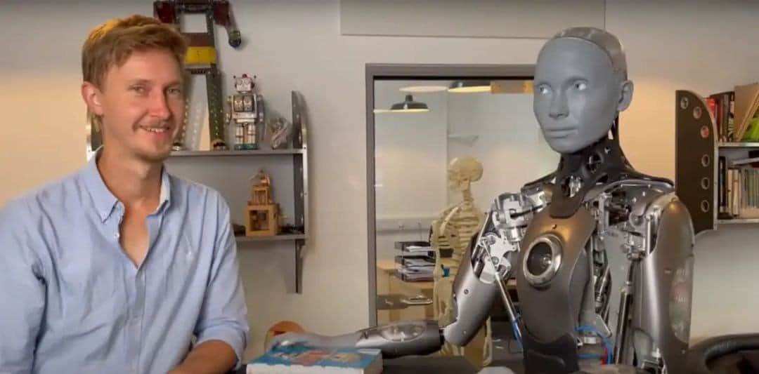 VIDEO: Un robot humanoide asegura que los androides "nunca dominarán el mundo"