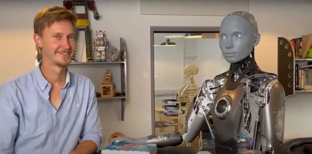 VIDEO: Un robot humanoide asegura que los androides "nunca dominarán el mundo"