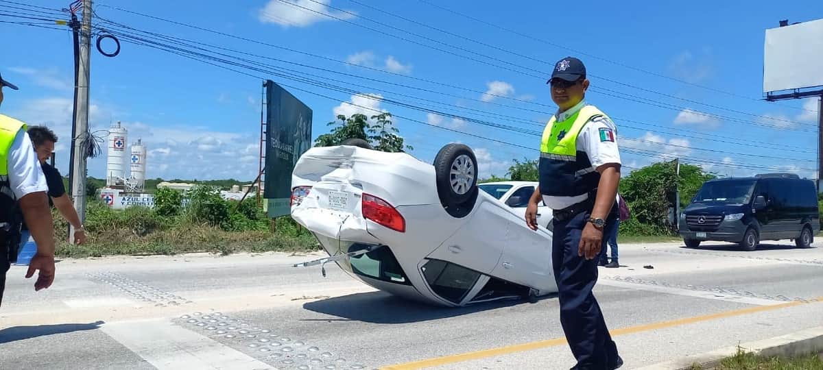 Turista extranjero sufre aparatosa volcadura en Playa del Carmen