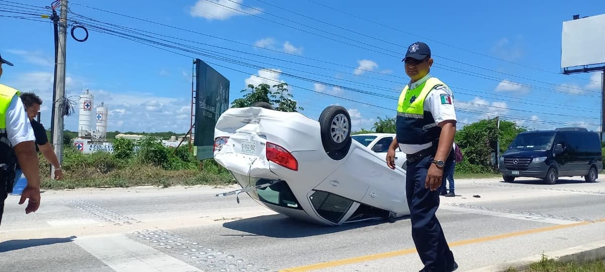 Turista extranjero sufre aparatosa volcadura en Playa del Carmen