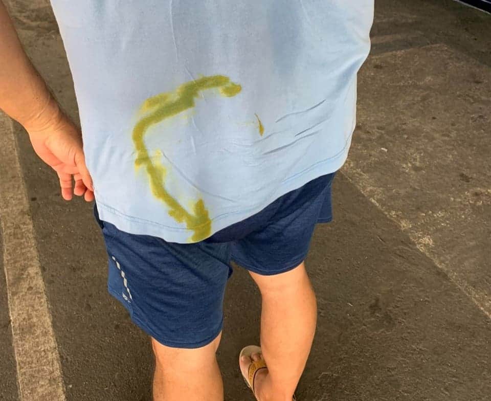 ¡Cuidado! Nueva estafa en Playa del Carmen, ensucian tu camisa para que al "ayudarte" a limpiar te saquen la cartera