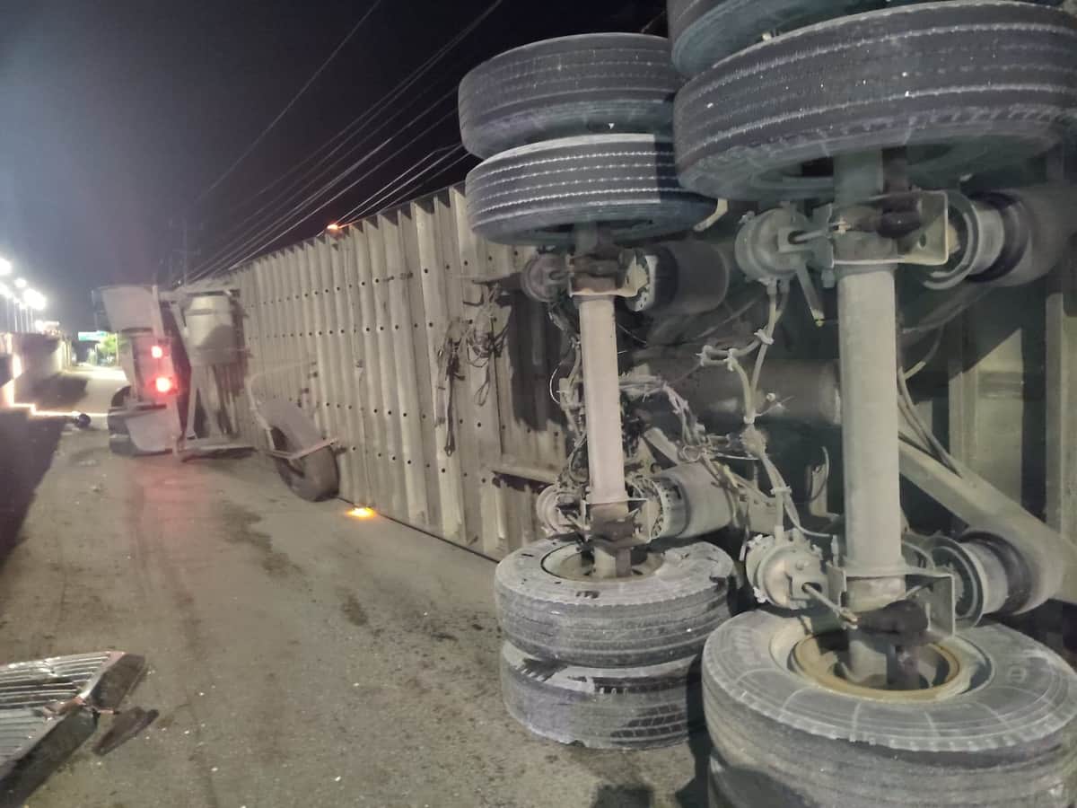 Camión cae sobre su costado desde el puente de Playa del Carmen