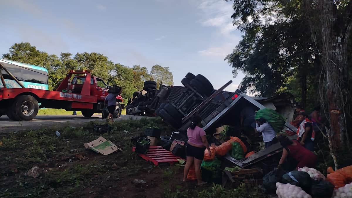 Vuelca tráiler en la carretera 307 en Felipe Carrillo Puerto