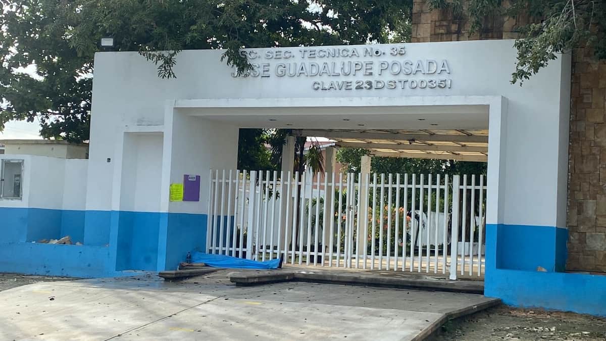Encuentran a hombre sin vida en la entrada de una escuela secundaria de Cancún