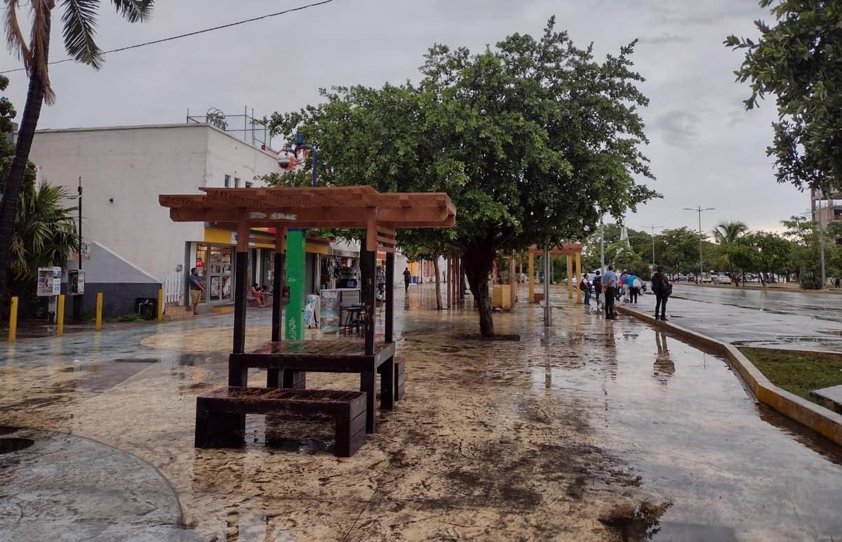 Registra el centro de Cancún baja afluencia de turistas y locales por las fuertes lluvias