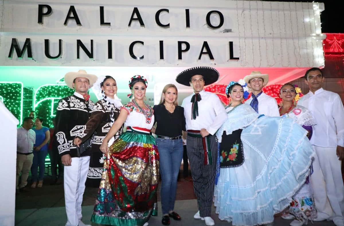 Dan inicio las fiestas patrias con encendido tricolor