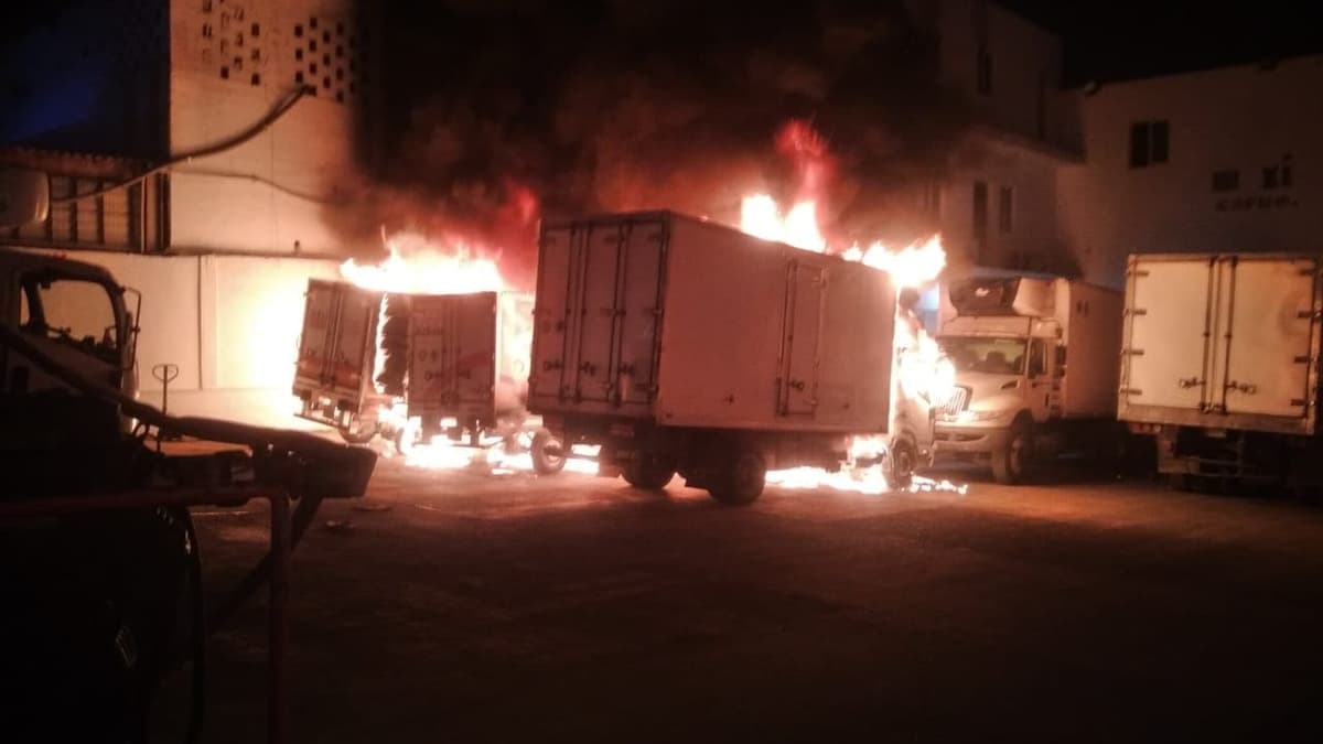 Incendio consume al menos cuatro camiones en un 'encierro' de Alfredo V. Bonfil