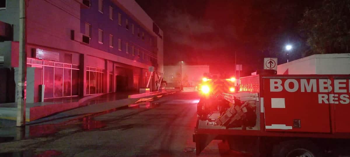 Rescatan a seis huéspedes de incendio en hotel, en Playa del Carmen