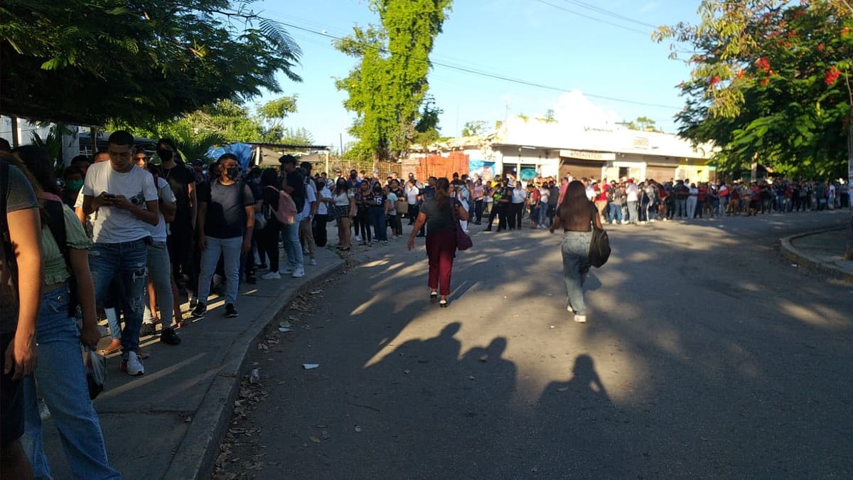 Inicio de clases en universidades genera larga fila en la base de combis en Cancún