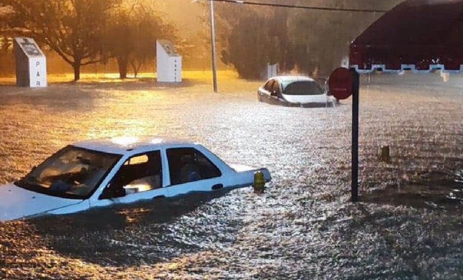 Azotan lluvias área metropolitana de Monterrey; llenan ríos, calles y avenidas