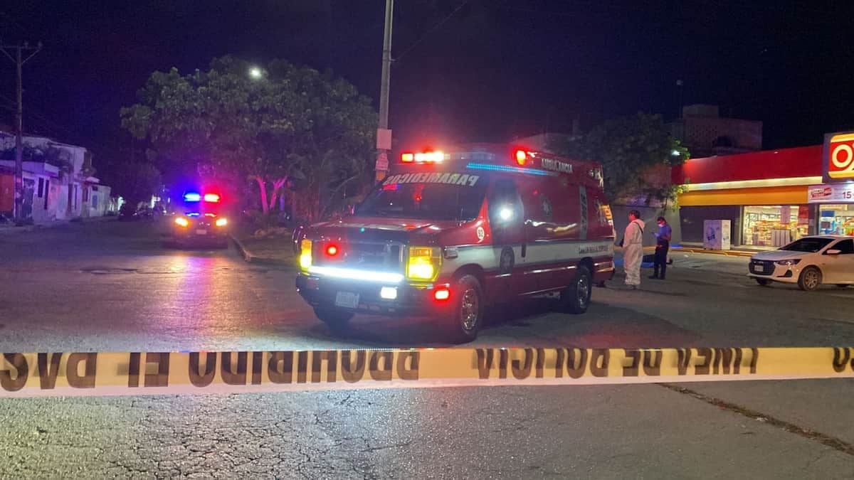 Atacan a dos en motocicleta en Cancún; uno muere