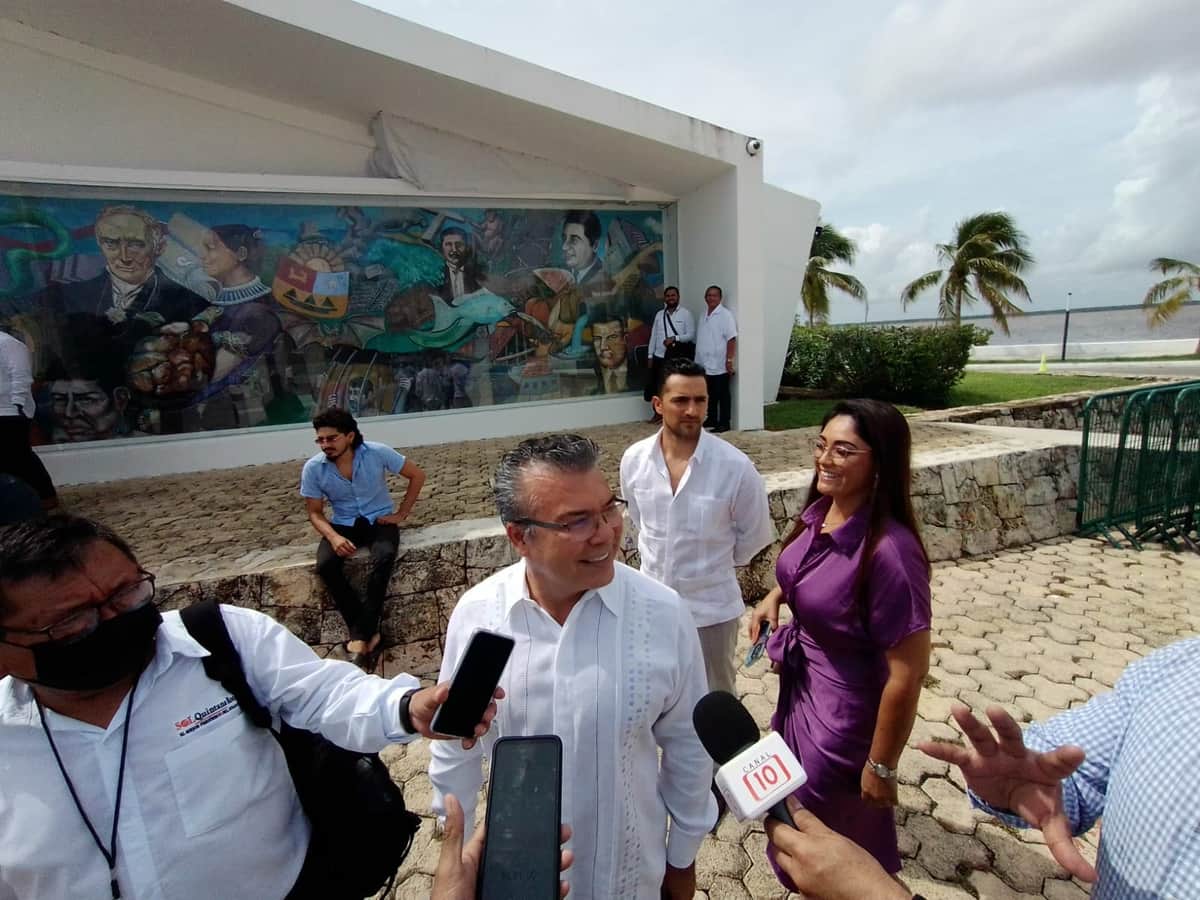 Mauricio Góngora, exalcalde que estuvo preso por millonarios desvíos, asiste a toma de protesta de su cuñada