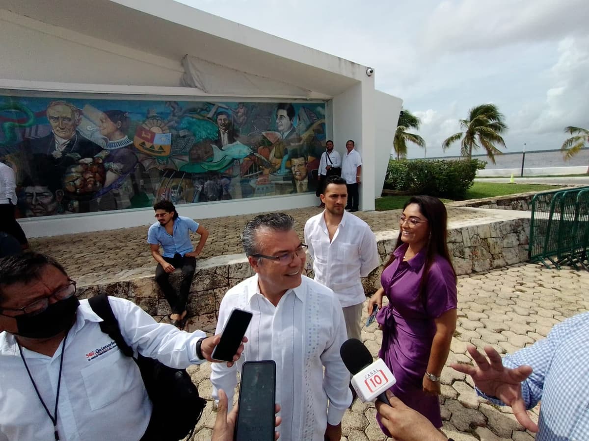 Mauricio Góngora, exalcalde que estuvo preso por millonarios desvíos, asiste a toma de protesta de su cuñada