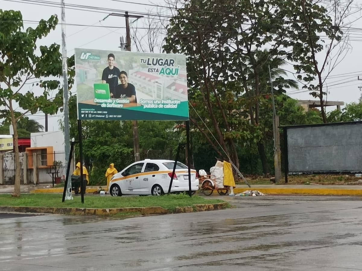 Cierran vialidades en Chetumal por lluvias intensas generadas por Onda Tropical 26