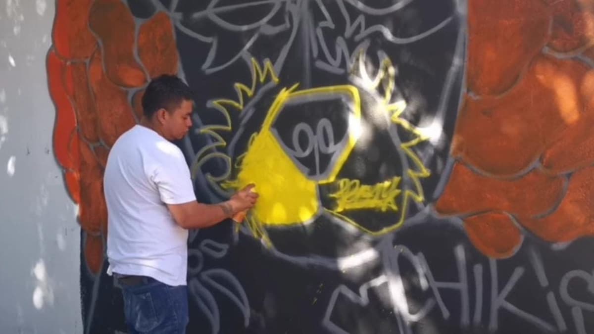 Pintan mural en honor a “La Chikis”, perrita del panteón de Playa del Carmen