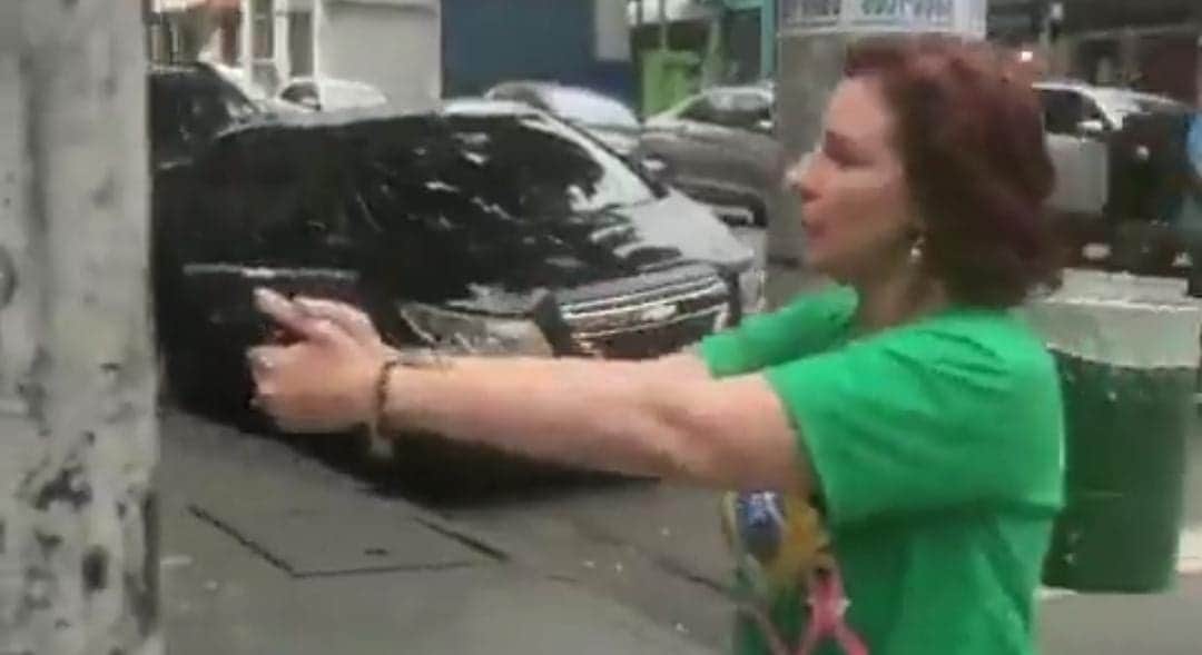 Video: Diputada bolsonarista amenaza con un arma a simpatizante de Lula