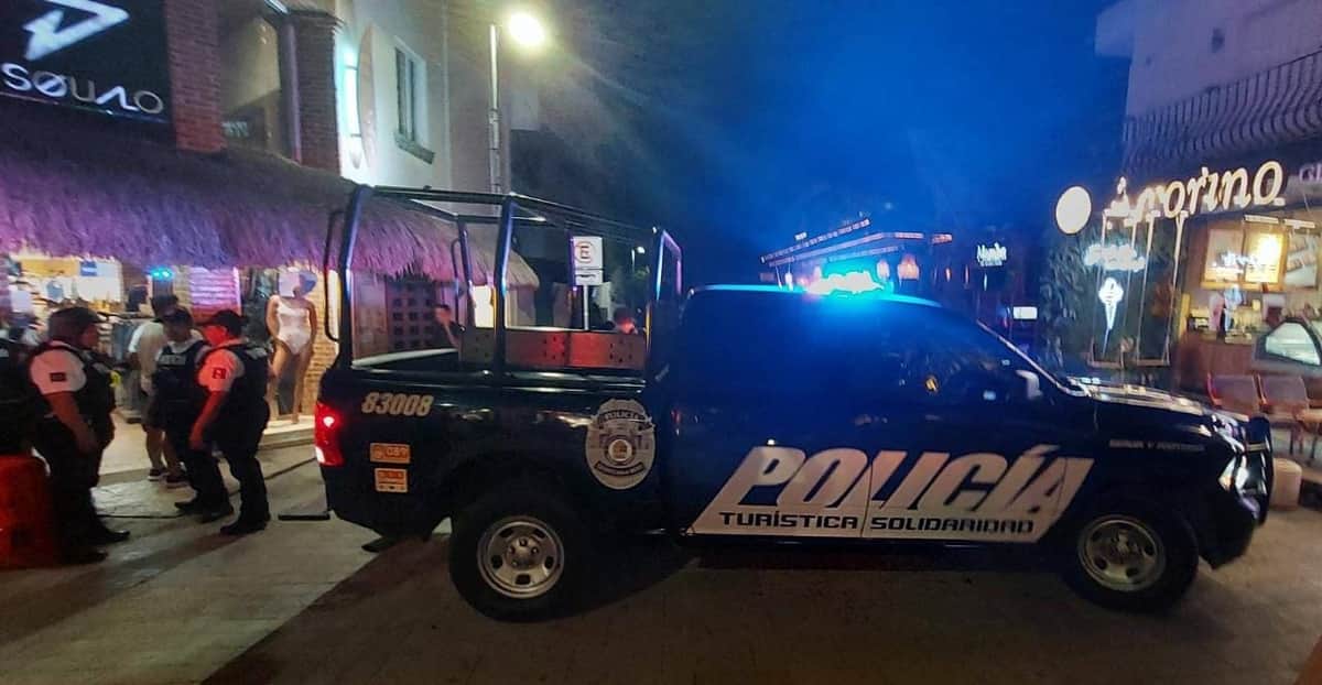 Ejecutan a mesero y hieren a otro afuera de un expendio de cerveza en Playa del Carmen