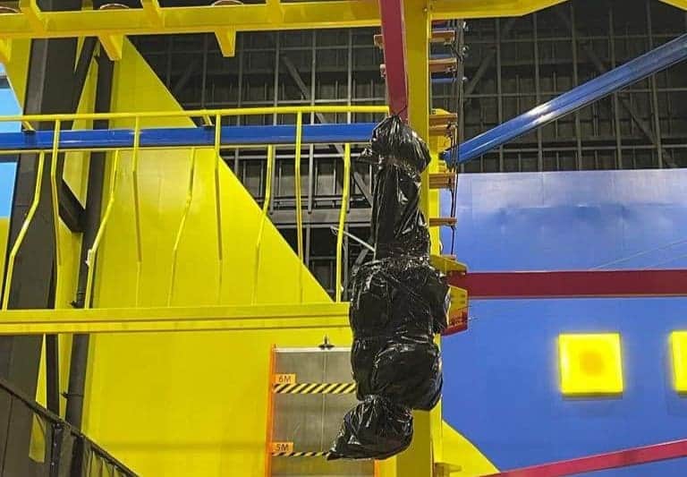 Parque de diversiones infantil usa “embolsados” para su decoración de Halloween