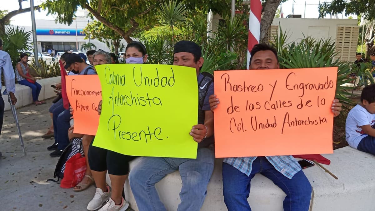 Habitantes de colonias irregulares de Cancún se manifiestan para exigir regularización y apoyo en servicios básicos