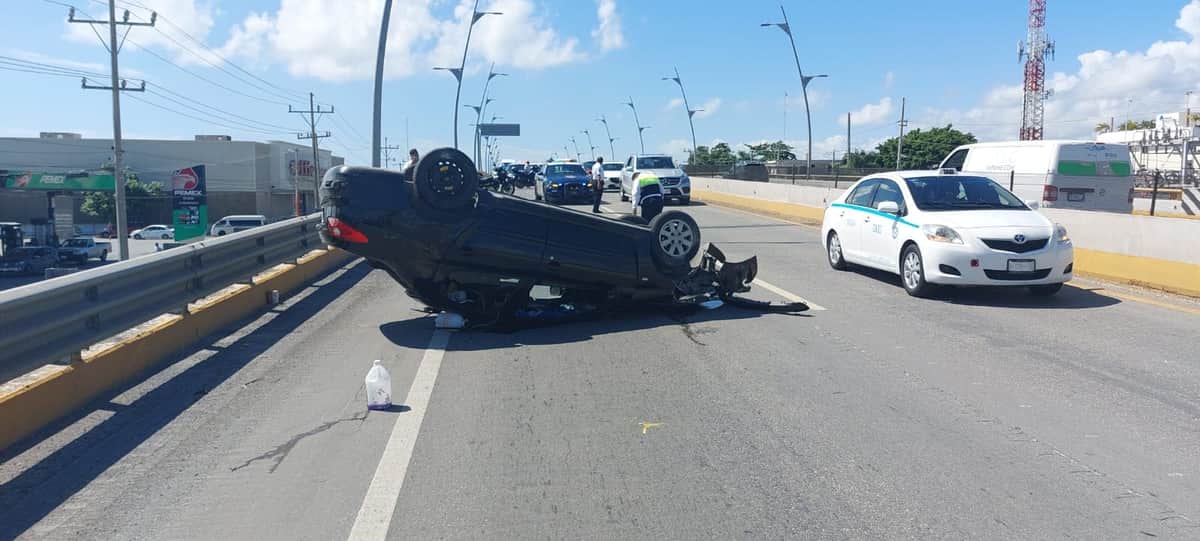Vuelca auto sobre puente vehicular del bulevar Playa del Carmen