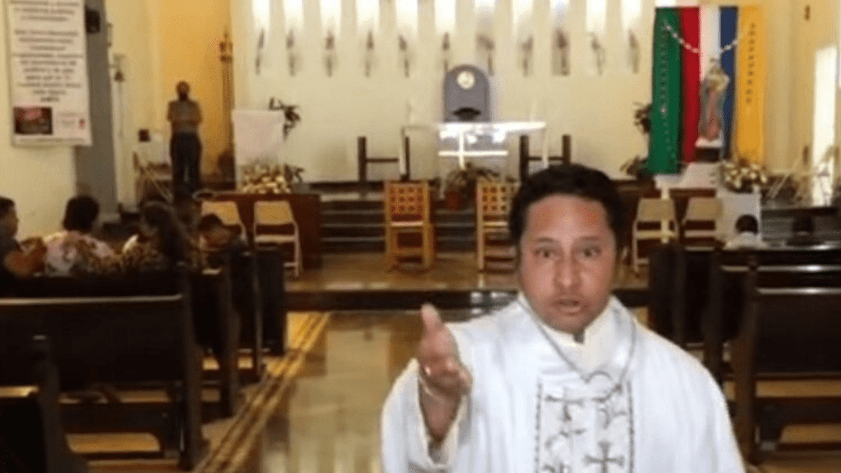 VIDEO: Sacerdote exige 700 pesos para dejar entrar a fotógrafo a una misa
