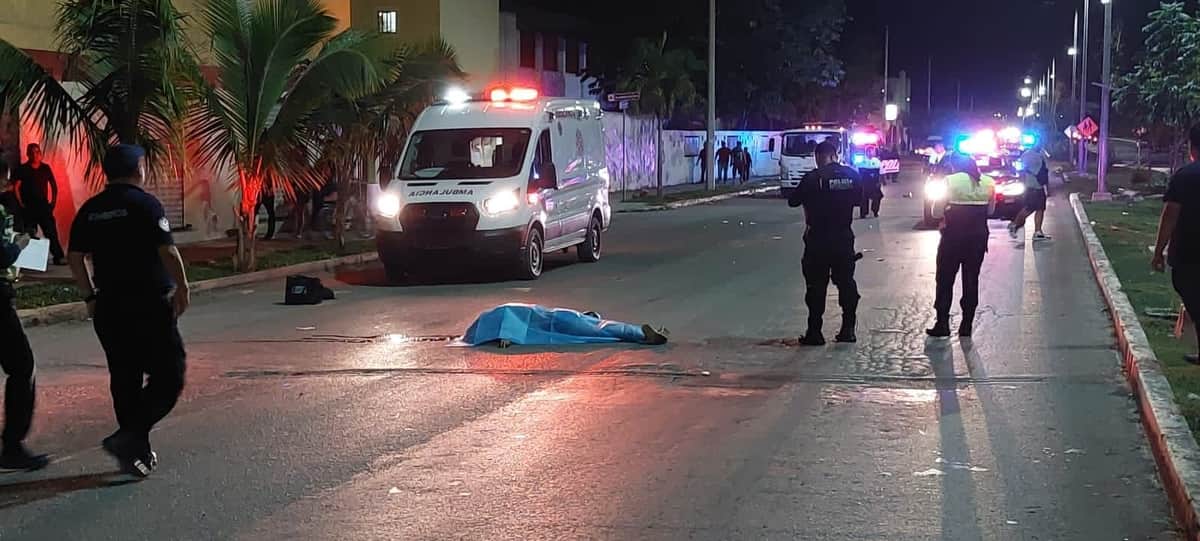 Muere motociclista luego de 'volarse' un paso peatonal y derrapar en Playa del Carmen