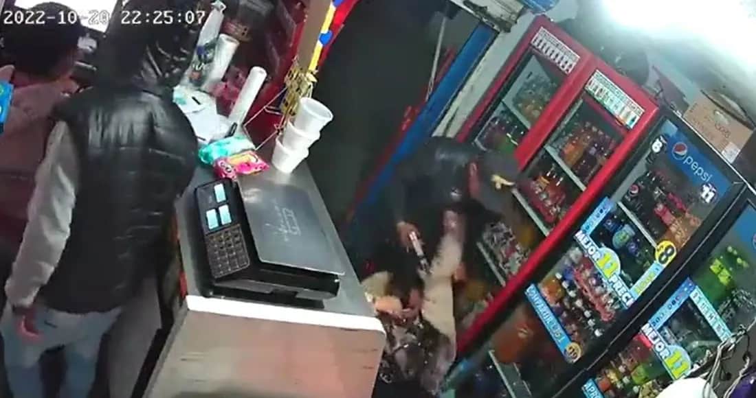 Video: Captan a sujetos asaltando una tienda en el Edomex