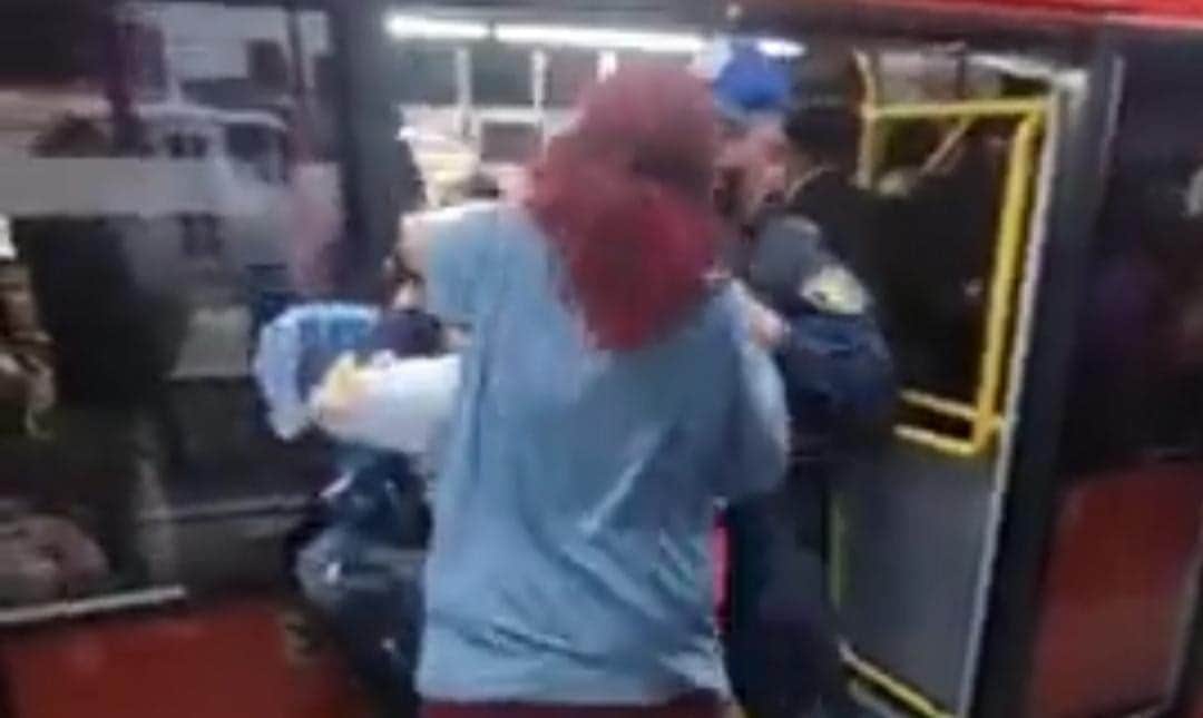 Video: Mujeres en aparente estado de ebriedad golpean a policías en Metrobús de Cdmx