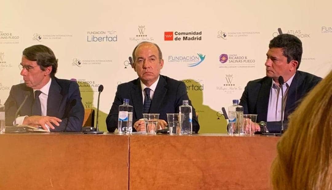 Video: Felipe Calderón critica a AMLO y al populismo en foro internacional