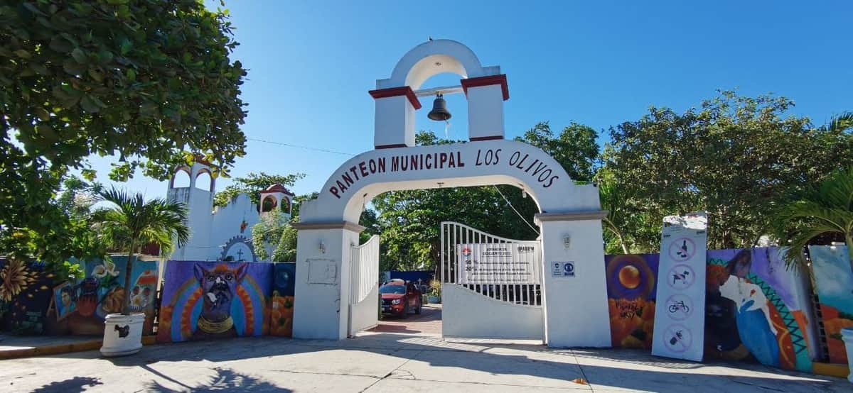 Realiza trabajos de limpieza en panteones municipales y parque funerario de Cancún