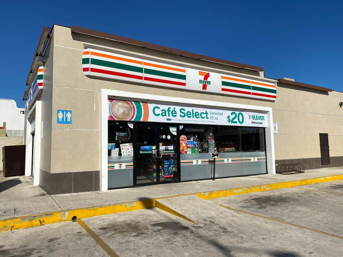 Sujetos amarran a empleados de Seven Eleven y roban caja fuerte de cajero, en Cancún