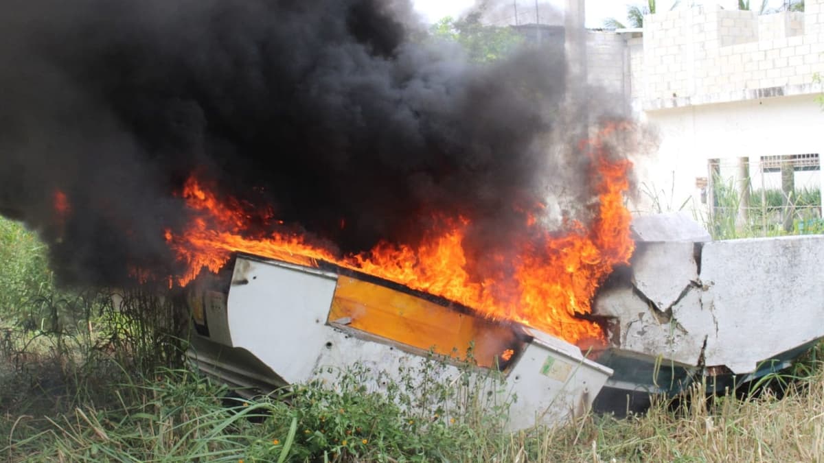 Incendian embarcaciones junto a la marina seca de Puerto Aventuras