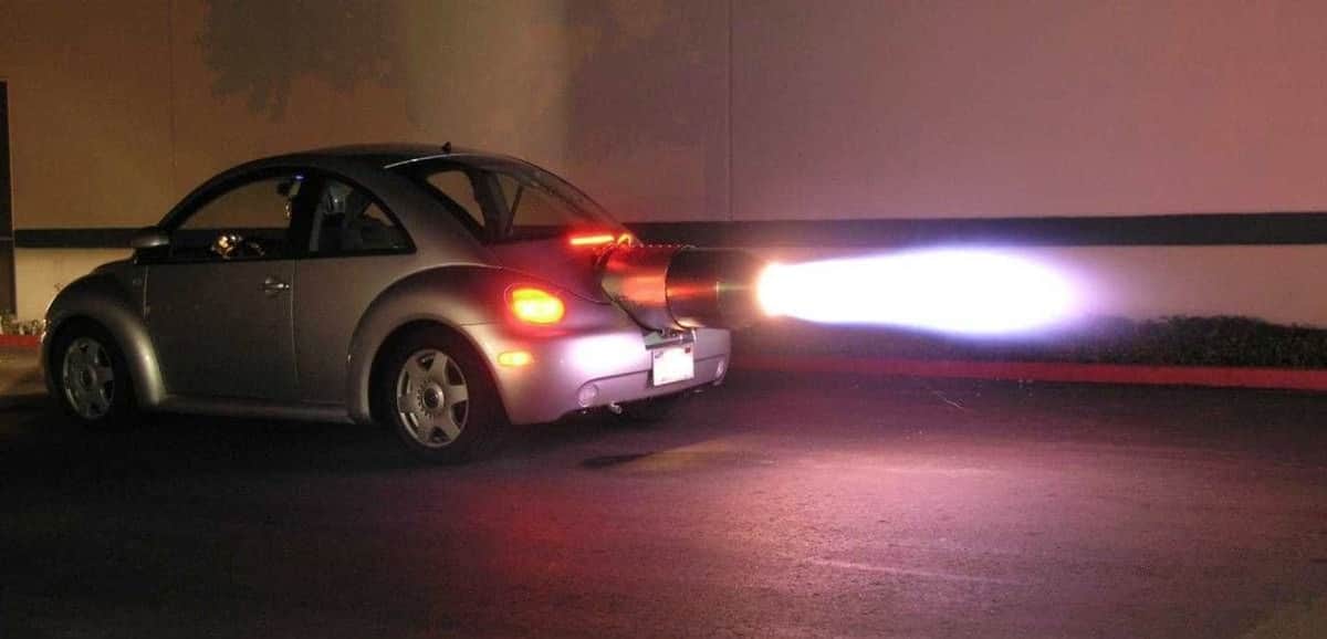 El Volkswagen Beetle con motor de jet que rueda por las calles