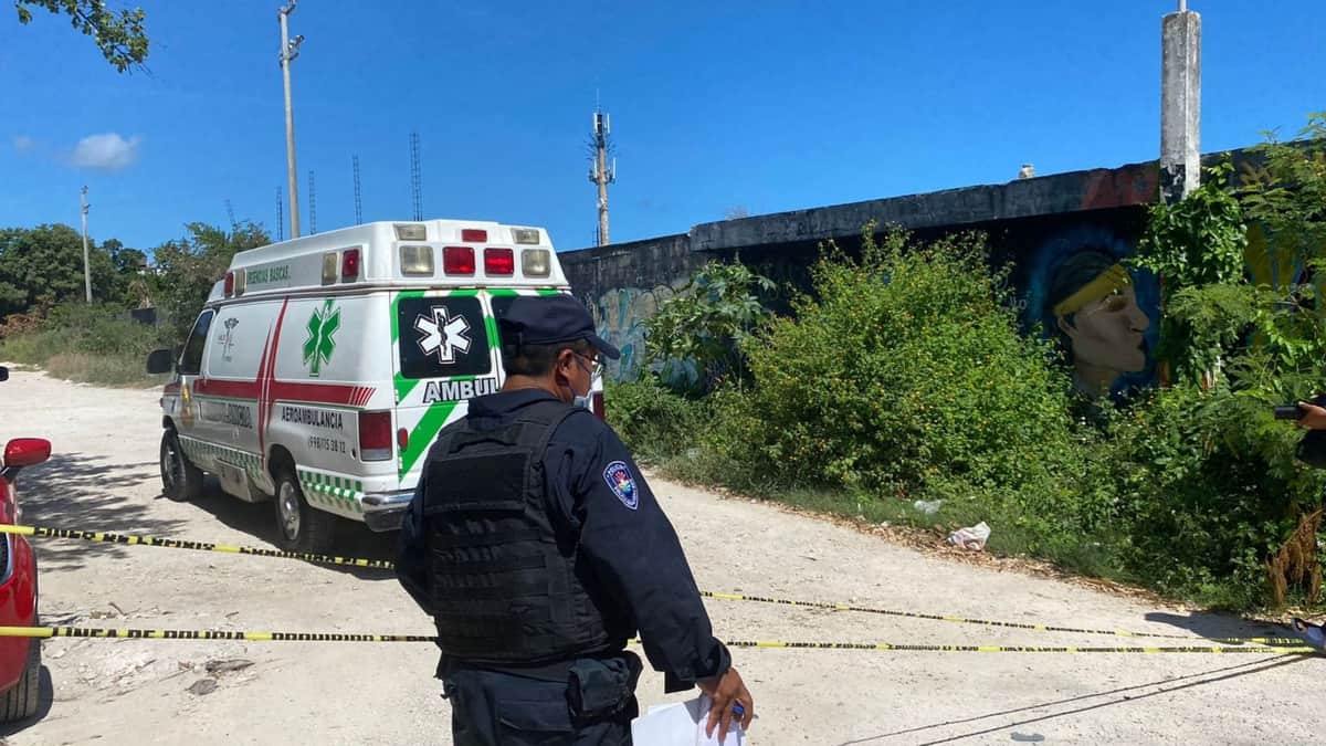 Hallan cuerpo de hombre asesinado en un camino de terracería de Cancún
