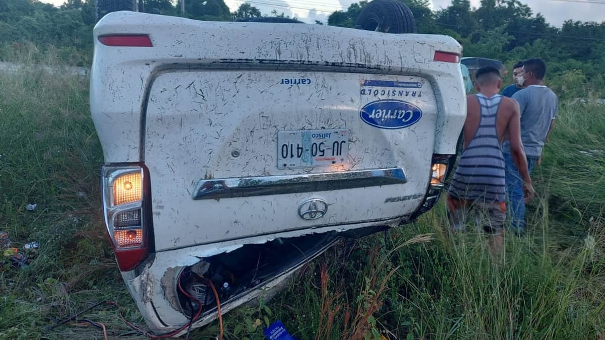 Protagoniza camioneta aparatosa volcadura en la carretera Cancún-Playa del Carmen