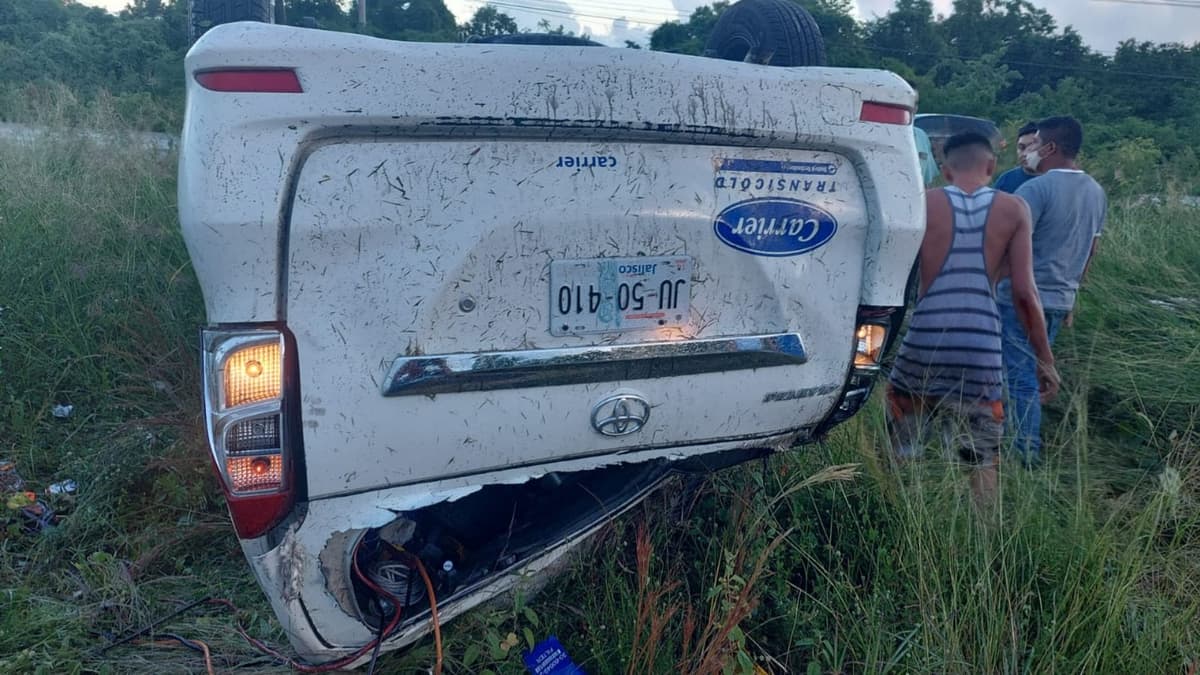 Protagoniza camioneta aparatosa volcadura en la carretera Cancún-Playa del Carmen