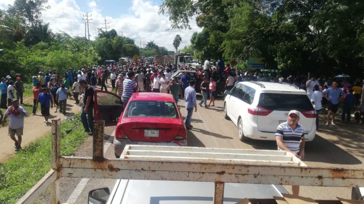 Bloquean ejidatarios, por varias horas, la carretera a Chiquilá