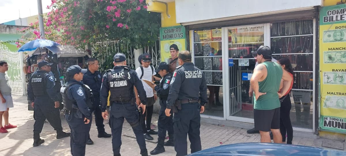 Joven en estado paranoico causa desconcierto en la colonia Centro de Playa del Carmen