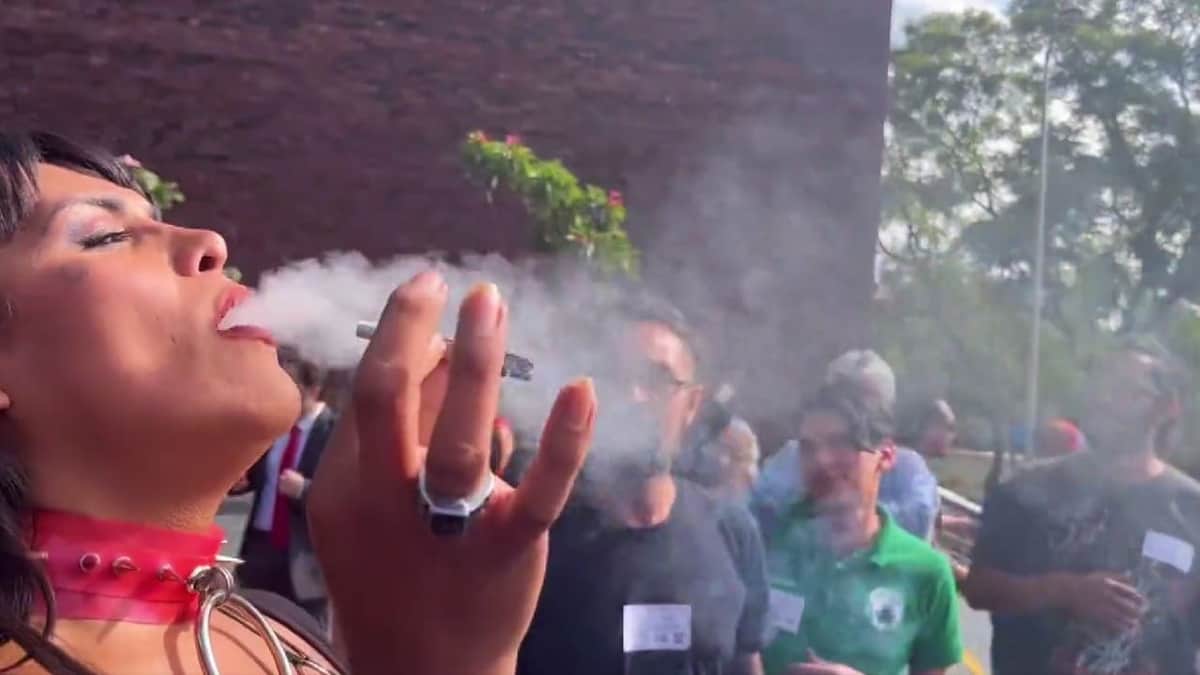 Diputada trans de Morena fuma marihuana afuera del Congreso