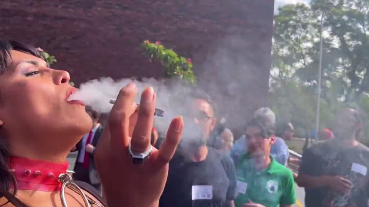 Diputada trans de Morena fuma marihuana afuera del Congreso