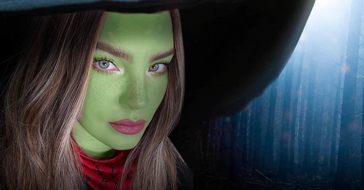 Video: Otro enculado por Belinda se tatúa un beso de la cantante en el pecho