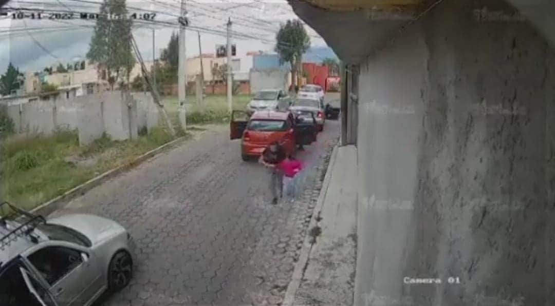 Video: Captan el momento en que se llevan a una menor en Tlaxcala