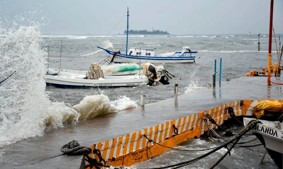 Tormenta tropical ‘Karl’ se aproxima y amenaza a costas mexicanas