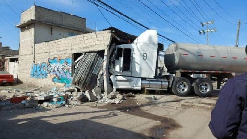 Video: Captan momento exacto en que tráiler pierde el control y se estrella contra una casa de Ecatepec