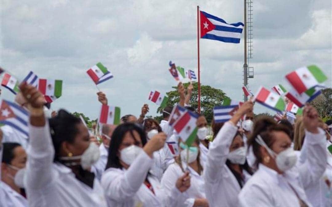 México busca reclutar 749 médicos extranjeros para 13 estados del país