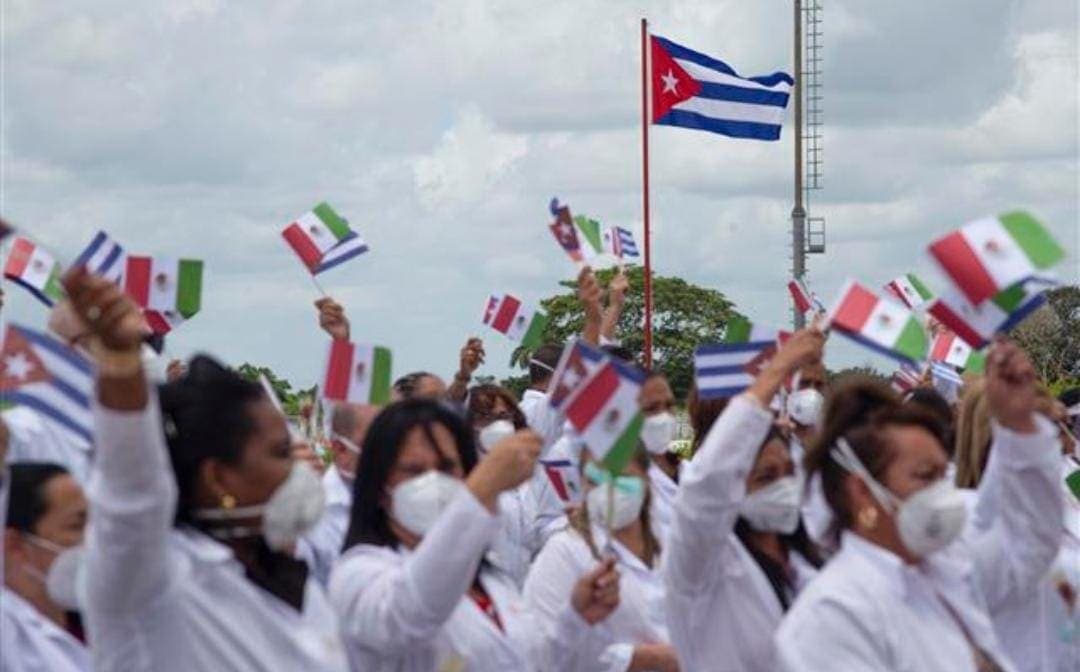 México busca reclutar 749 médicos extranjeros para 13 estados del país